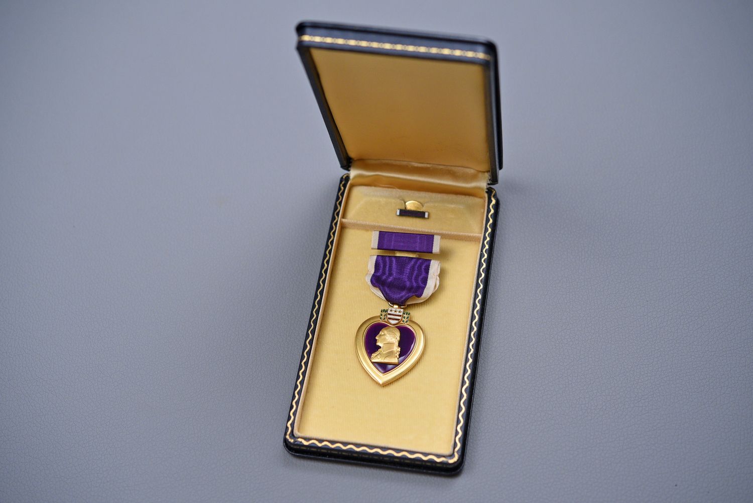 WWII U.S. ARMY 1943 AMERICAN EMBLEM CO. PURPLE HEART MEDAL IN BLACK LEATHERETTE CASE