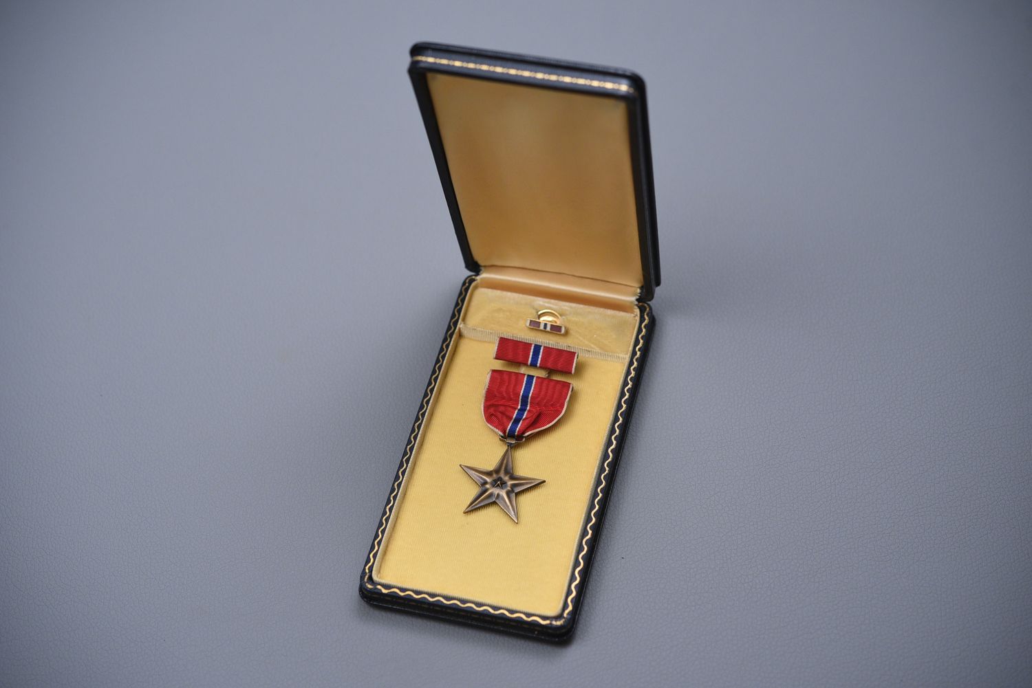 WWII U.S. ARMY BRONZE STAR MEDAL IN BLACK LEATHERETTE CASE
