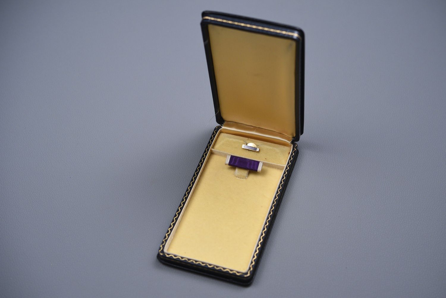 WWII U.S. ARMY PURPLE HEART BLACK LEATHERETTE MEDAL CASE