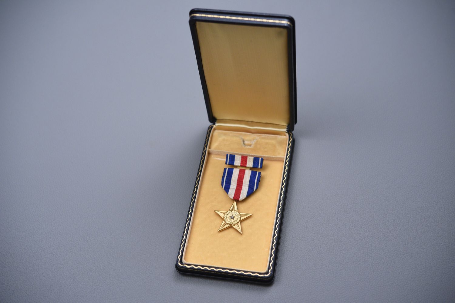WWII U.S. ARMY SILVER STAR MEDAL IN LEATHERETTE CASE