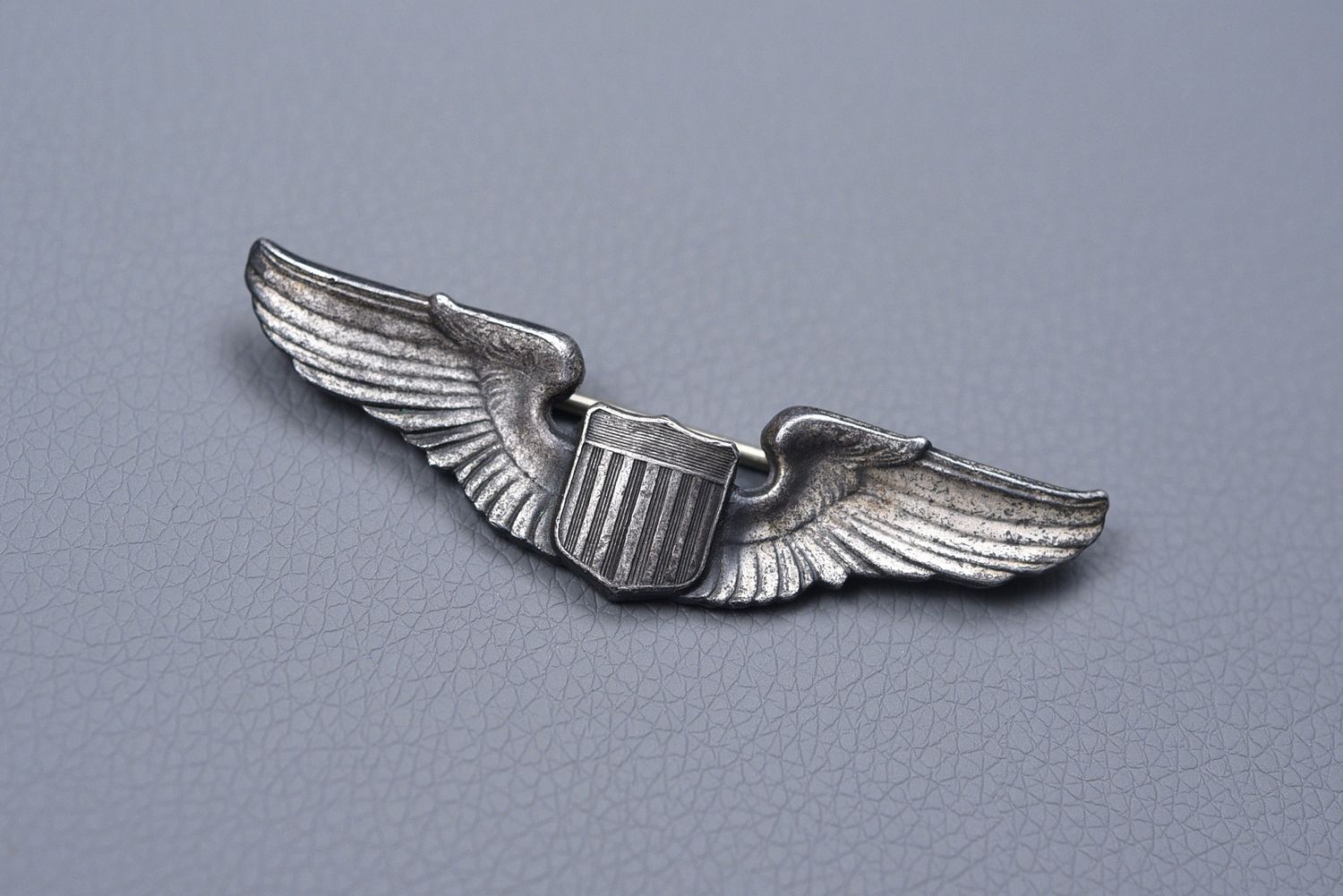 WWII U.S. ARMY AIR CORPS PILOT WING - SOLID BACK, HEAVY PIN