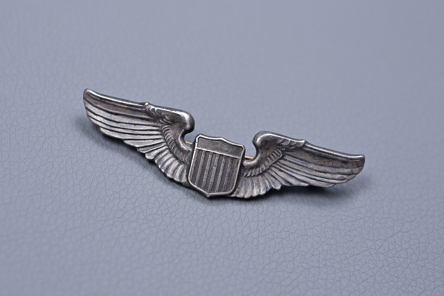 WWII U.S. ARMY AIR CORPS PILOT WING - SOLID BACK, HEAVY PIN 