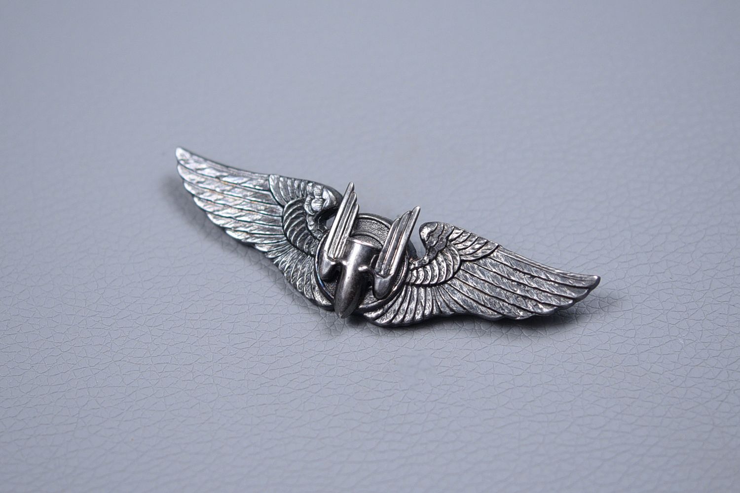 WWII U.S. ARMY AIR CORPS AIR GUNNER WING BY LUXENBERG - PINBACK, STERLING