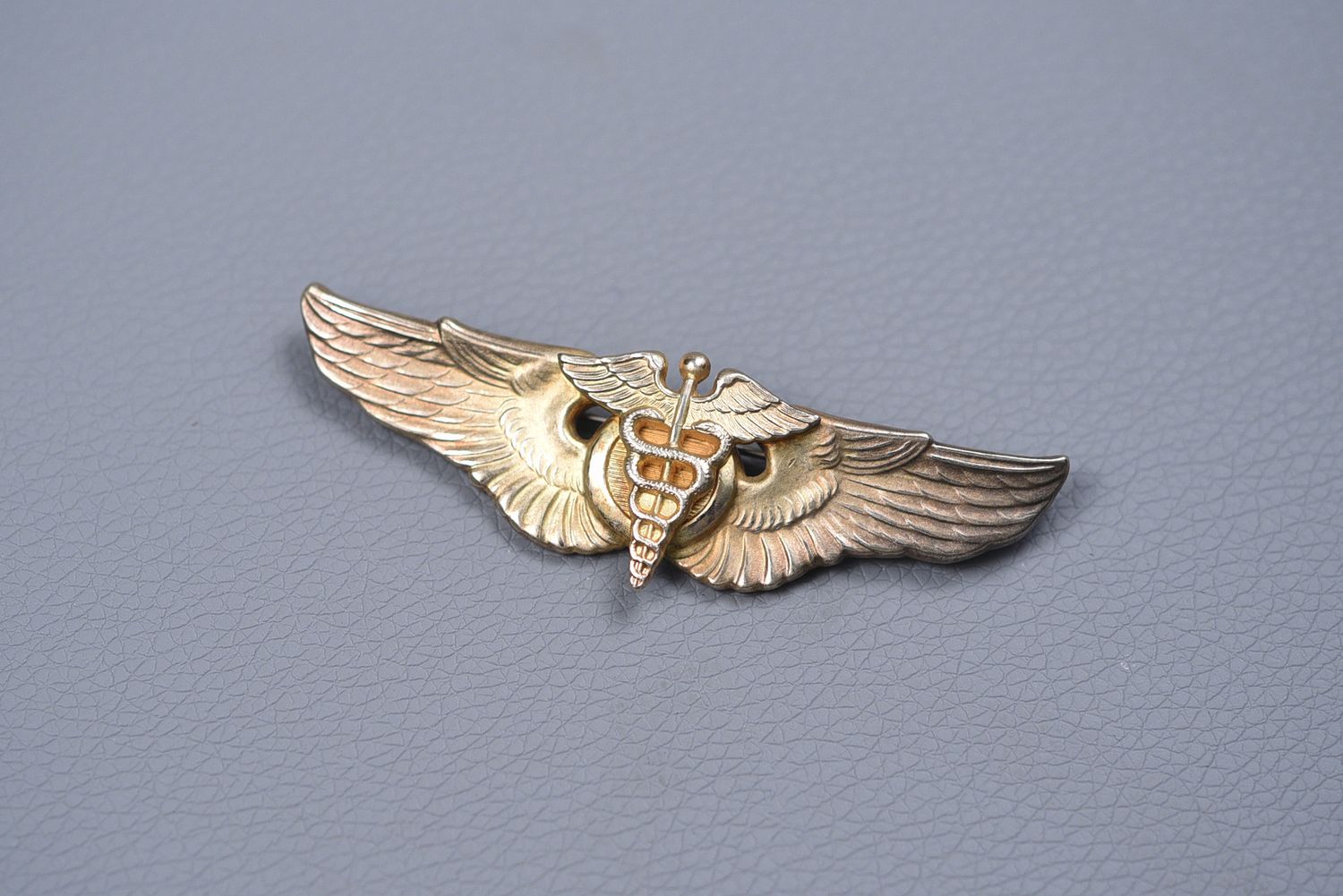 WWII U.S. ARMY AIR CORPS SURGEON&#39;S WING, 1st TYPE - PINBACK, STERLING, GF
