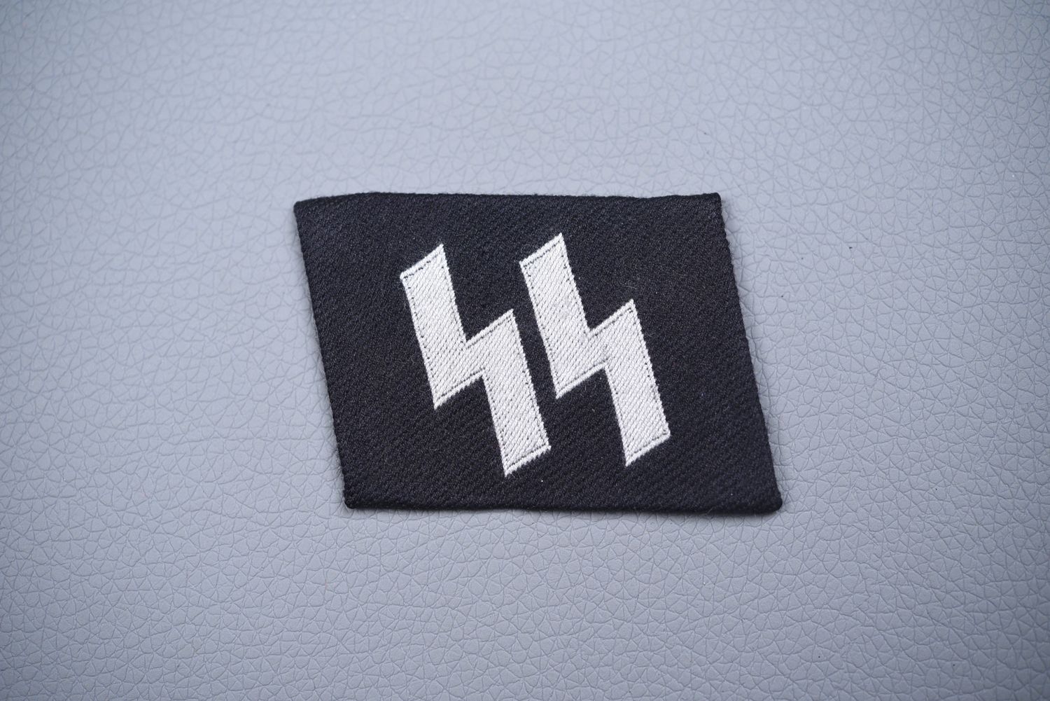 WWII GERMAN WAFFEN-SS ENLISTED BeVo COLLAR TAB – NEAR MINT