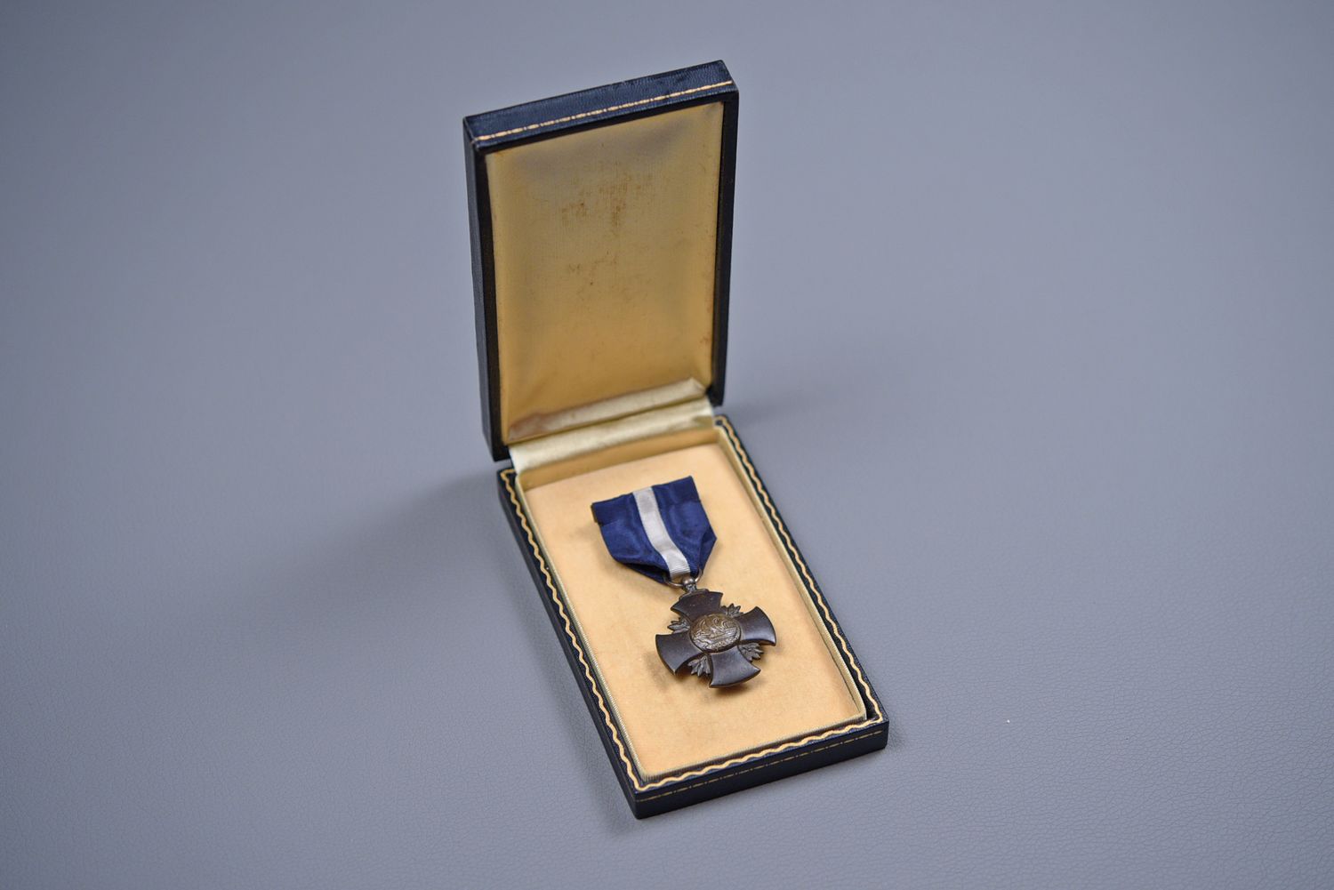 WWII U.S. NAVY CROSS IN UNTITLED CASE - EARLY DARK FINISH &amp; OPEN CATCH