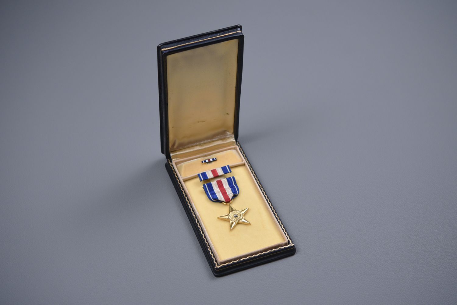 WWII U.S. ARMY SILVER STAR MEDAL SET IN BLACK LEATHERETTE CASE