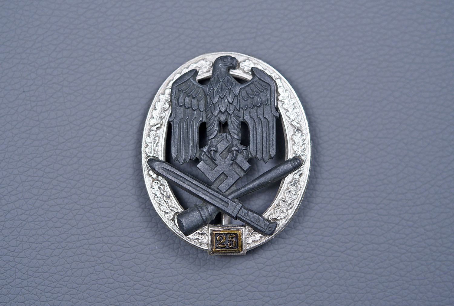 WWII GERMAN NUMBERED GENERAL ASSAULT BADGE IN SILVER FOR 25 ENGAGEMENTS BY JFS WWII GERMAN NUMBERED GENERAL ASSAULT BADGE IN SILVER FOR 25 ENGAGEMENTS BY JFS