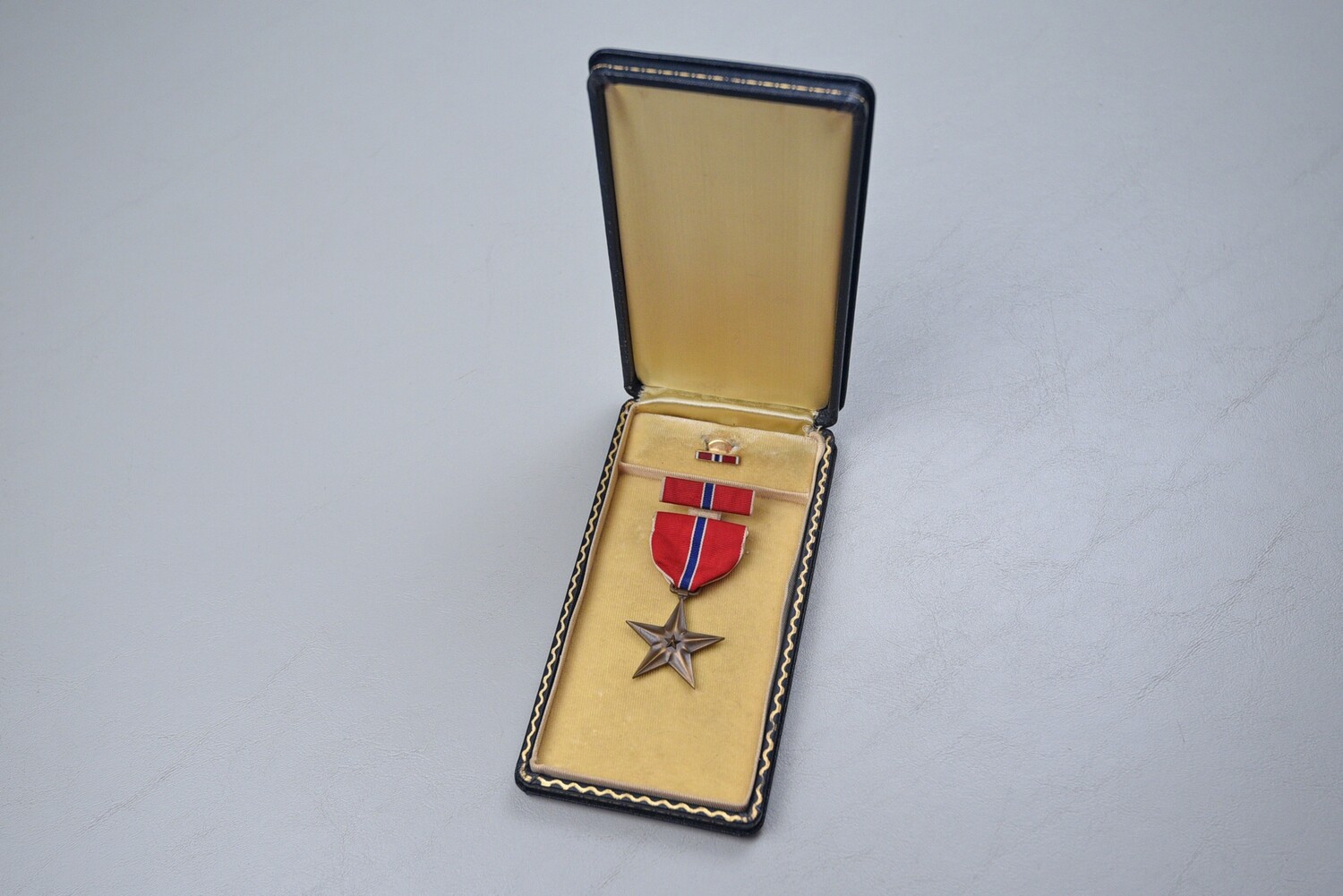 WWII U.S. BRONZE STAR MEDAL IN BLACK LEATHERETTE PRESENTATION CASE - NAMED WWII U.S. BRONZE STAR MEDAL IN BLACK LEATHERETTE PRESENTATION CASE - NAMED
