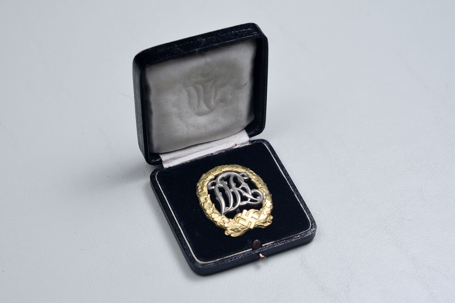 WWII GERMAN DRL SPORTS BADGE FOR WAR WOUNDED IN PRESENTATION CASE