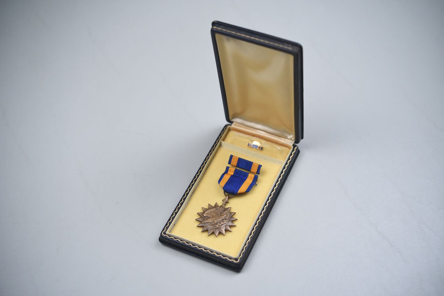 WWII U.S. ARMY AIR CORPS AIR MEDAL IN CASE - EARLY WRAP BROACH
