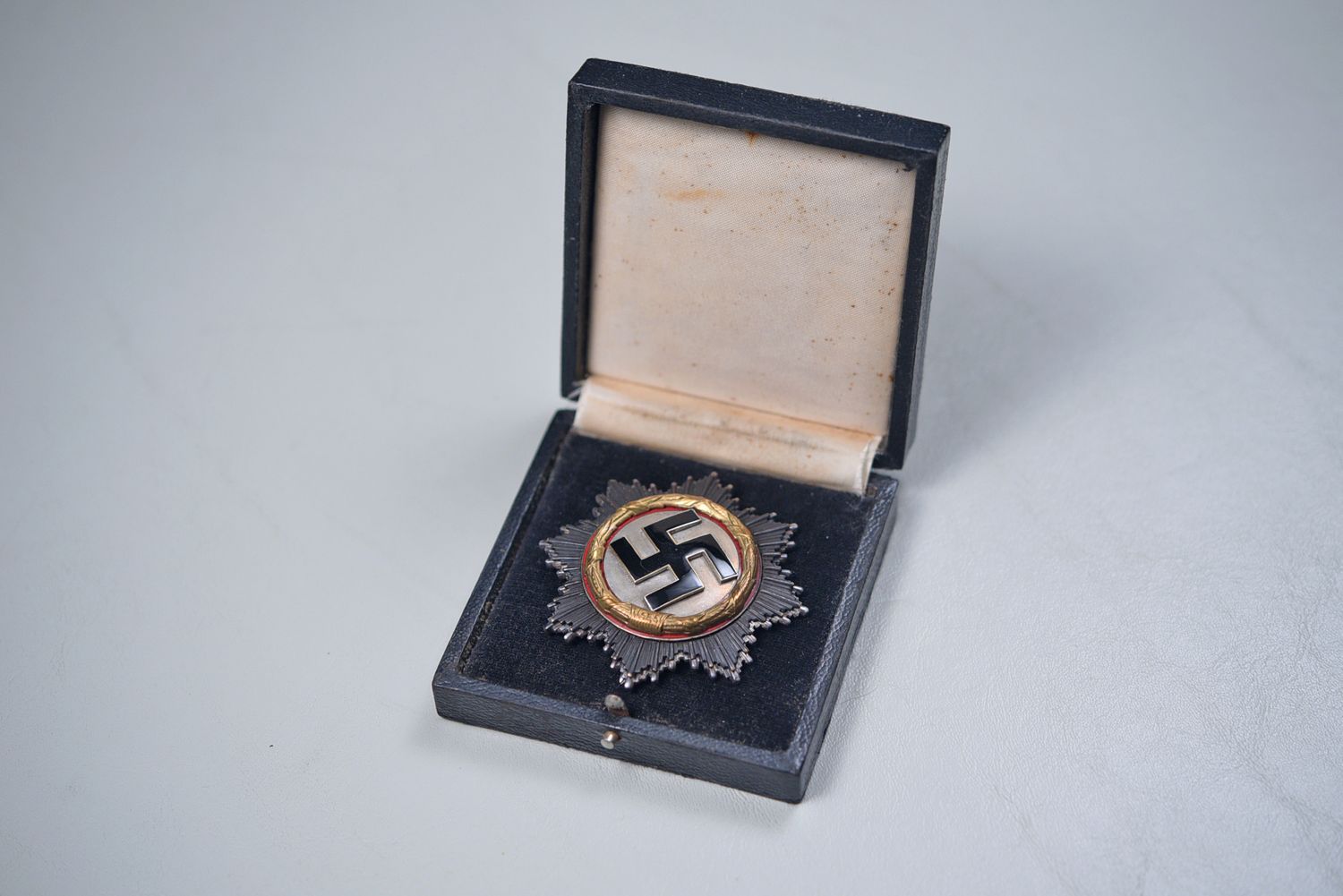 WWII GERMAN CROSS IN GOLD BY DESCHLER IN VERY SCARCE SMALL CASE