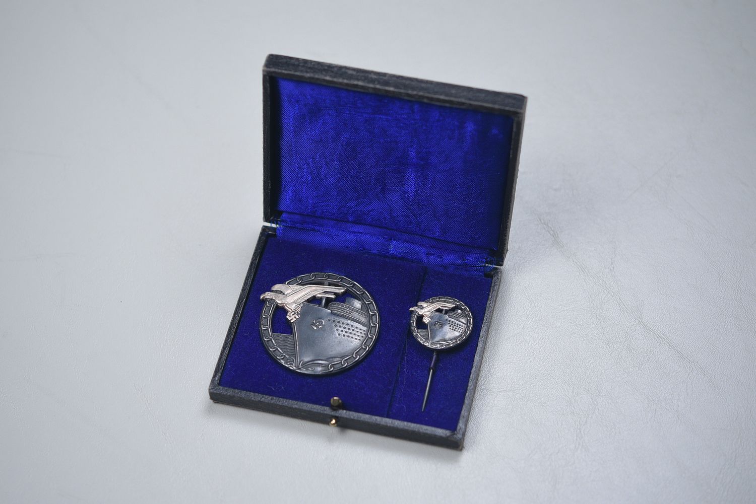 WWII GERMAN KRIEGSMARINE BLOCKADE RUNNER BADGE SET IN CASE BY MUK WWII GERMAN KRIEGSMARINE BLOCKADE RUNNER BADGE SET IN CASE BY MUK