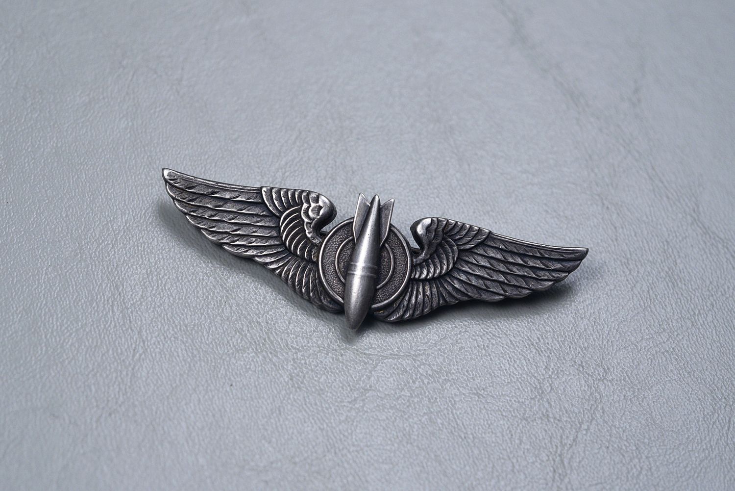 WWII U.S. ARMY AIR CORPS BOMBARDIER WING BY LUXENBURG, 1st TYPE - PIN BACK, STERLING WWII U.S. ARMY AIR CORPS BOMBARDIER WING BY LUXENBURG, 1st TYPE - PIN BACK, STERLING