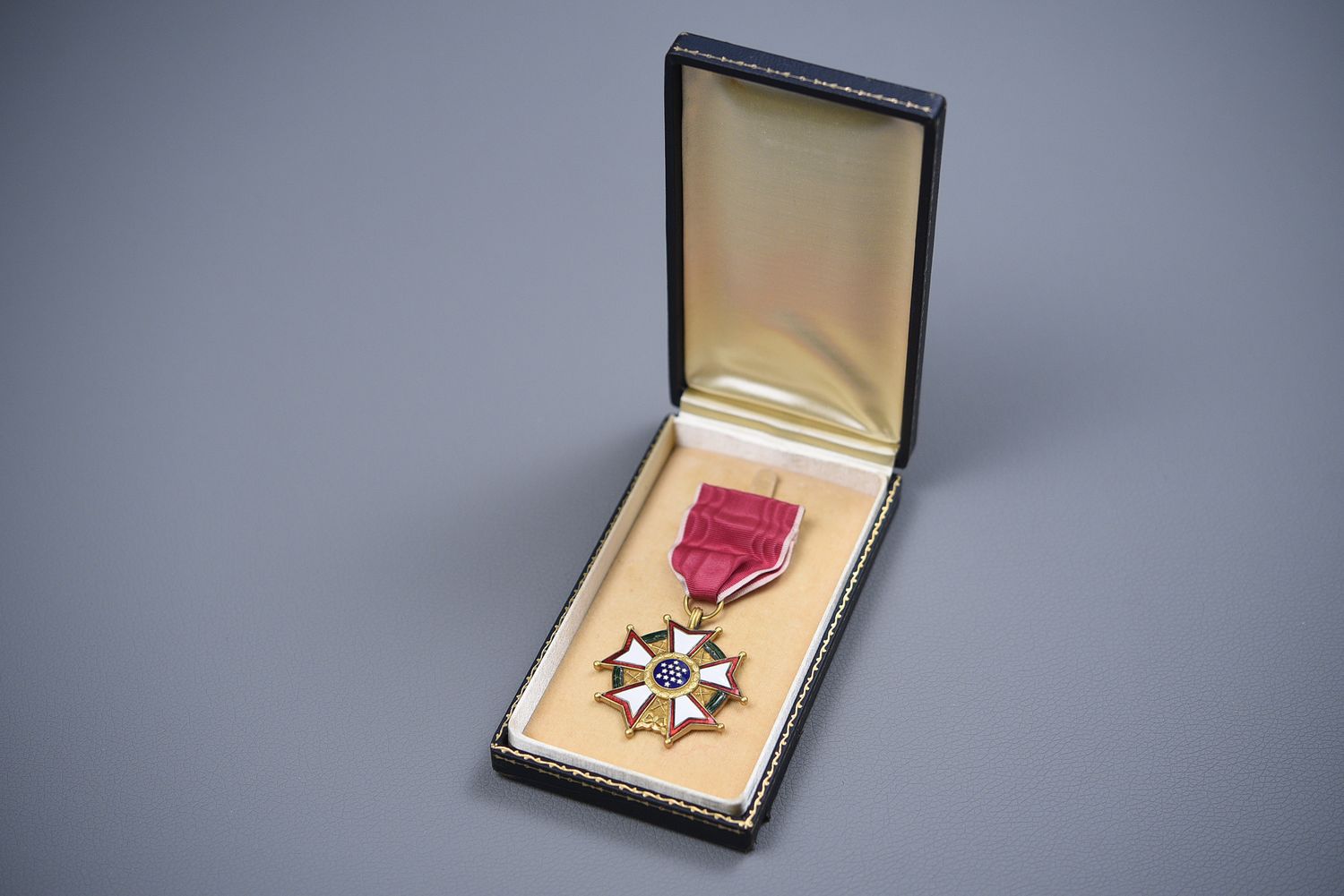 WWII U.S. LEGION OF MERIT LEGIONNAIRE MEDAL IN TITLED CASE