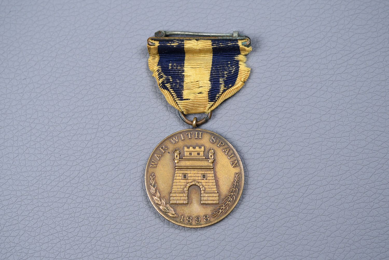 U.S SPANISH AMERICAN WAR MEDAL ON ORIGINAL RIBBON - NUMBERED