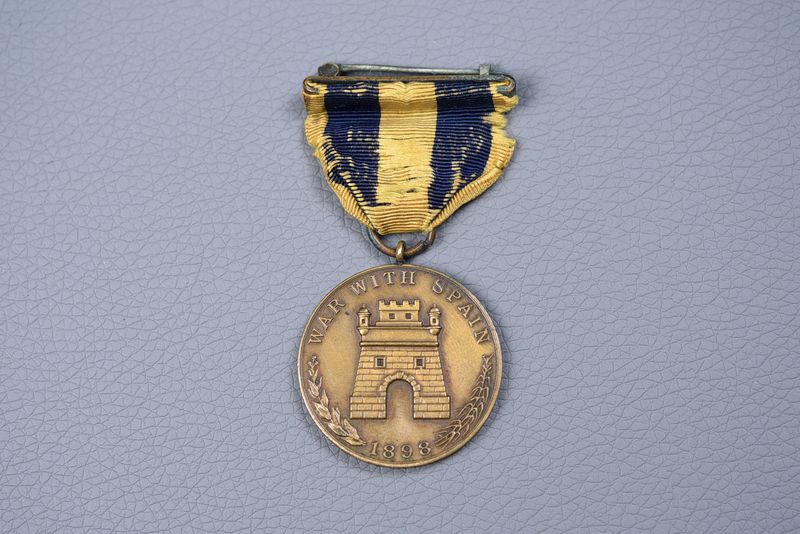 U.S SPANISH AMERICAN WAR MEDAL ON ORIGINAL RIBBON - NUMBERED