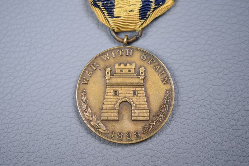 U.S SPANISH AMERICAN WAR MEDAL ON ORIGINAL RIBBON - NUMBERED