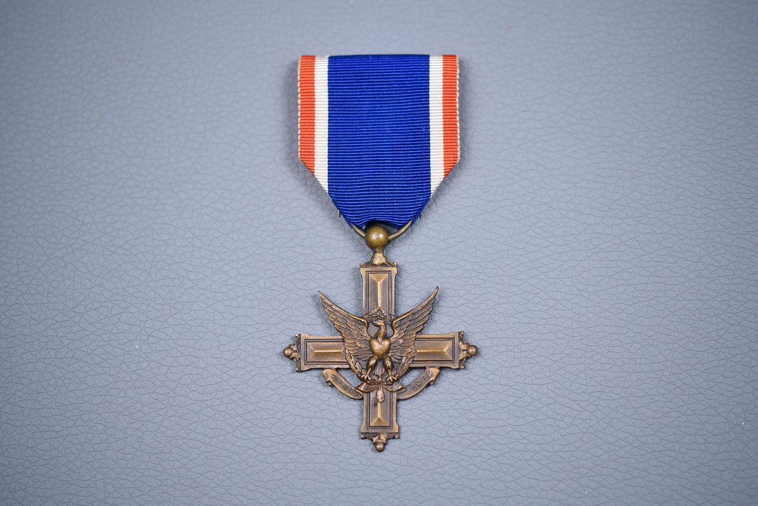 WWI U. S. DISTINGUISHED SERVICE CROSS, 2nd TYPE w/DUAL PIN ASSEMBLY