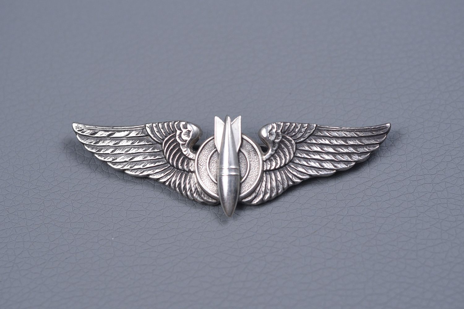 WWII U.S. ARMY AIR CORPS BOMBARDIER WING BY LUXENBERG, 1st TYPE - PIN BACK, STERLING