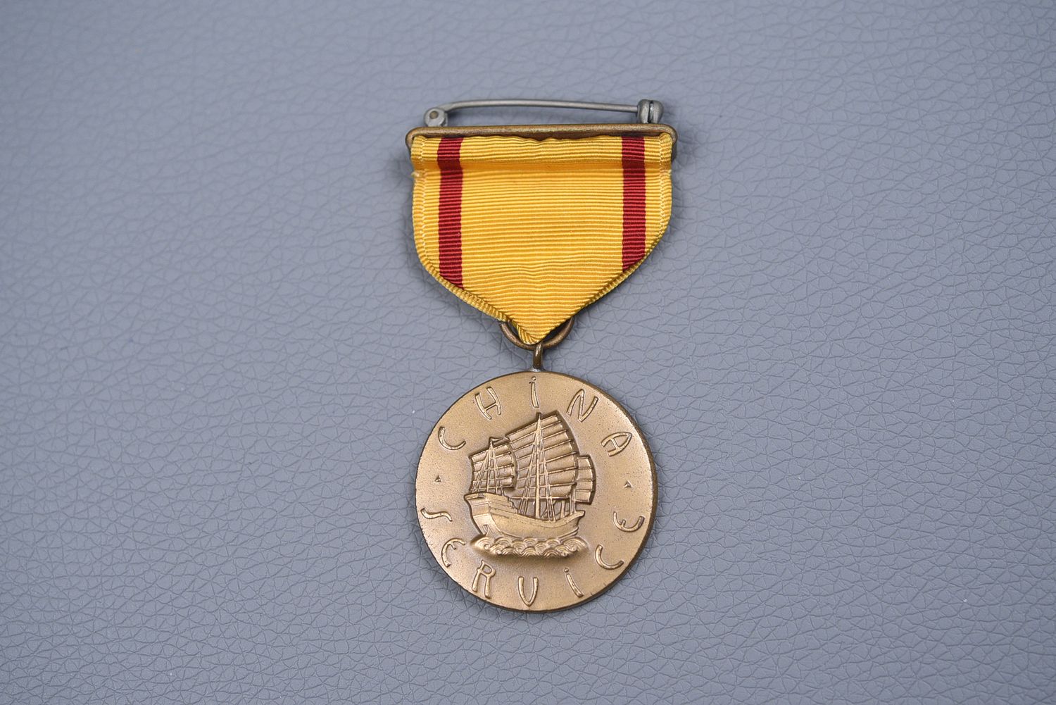 WWII U.S. MARINE CORPS CHINA SERVICE MEDAL w/FULL WRAP BROACH - NUMBERED