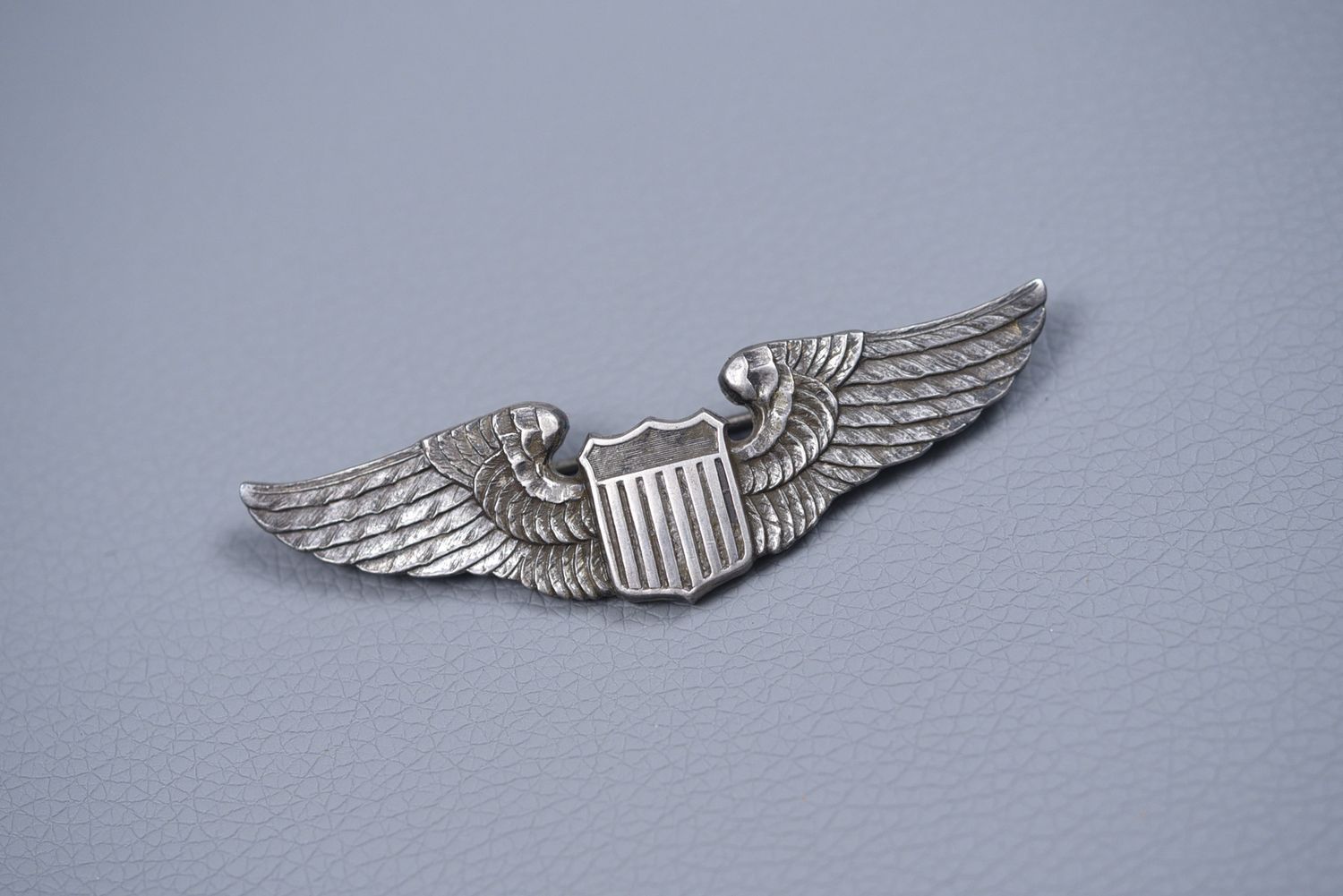 WWII U.S. ARMY AIR CORPS PILOT'S WING BY LUXENBERG, 1st TYPE - PINBACK, STERLING