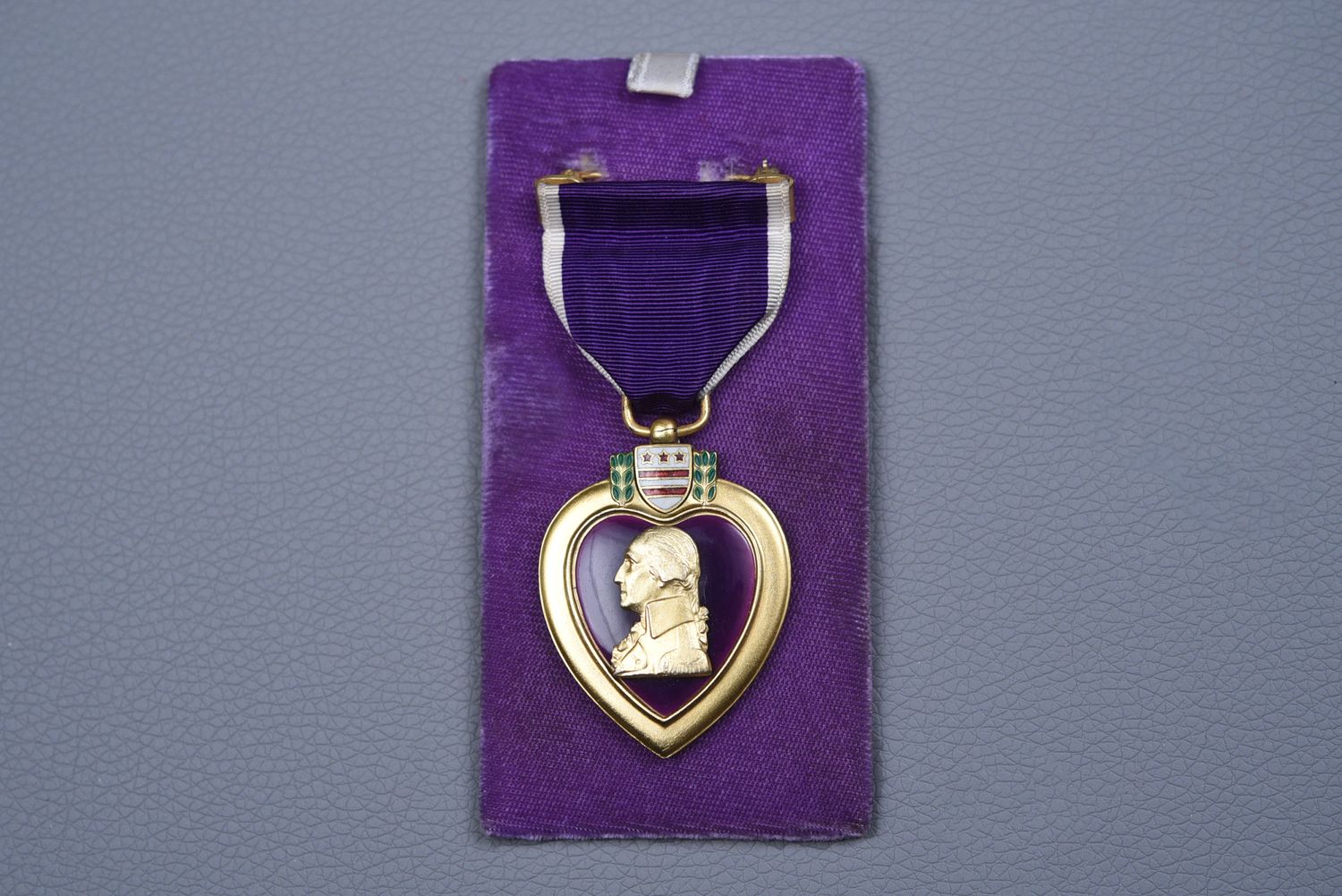 WWII U.S. NAVY/MARINE CORPS PURPLE HEART MEDAL, TYPE 1 ON PURPLE PAD