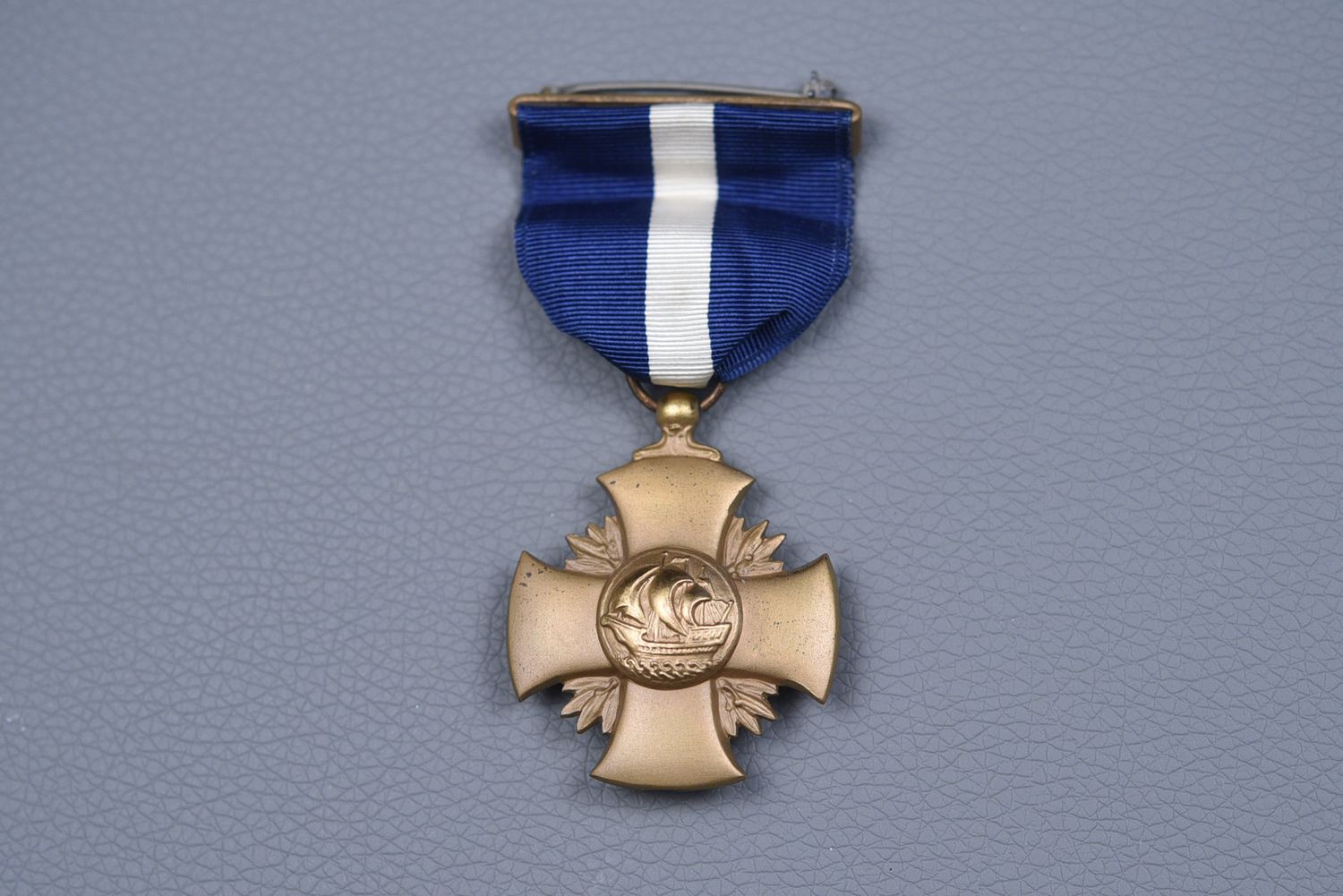 WWII U.S. NAVY CROSS MEDAL