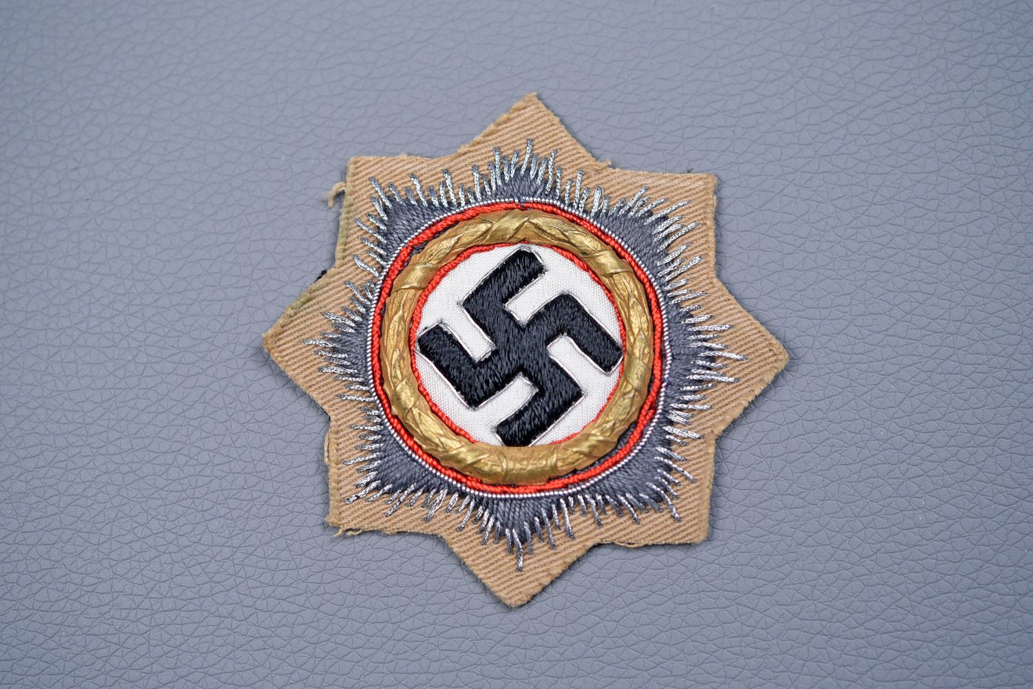 WWII GERMAN CROSS IN GOLD ON TROPICAL TAN BACKING - MAKER MARKED, MINT