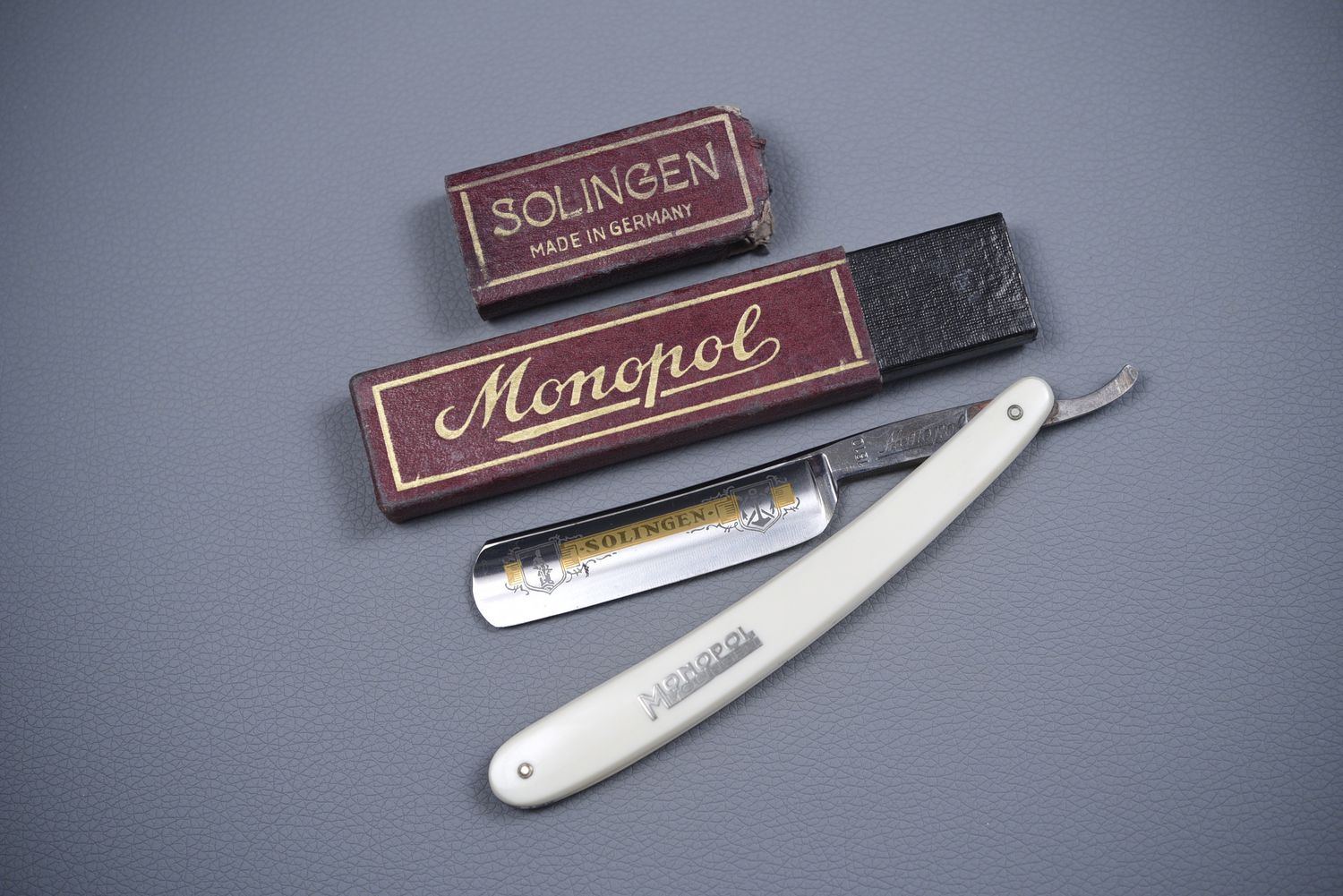 WWII GERMAN STRAIGHT RAZOR BY MONOPOL, SOLINGEN - w/CASE