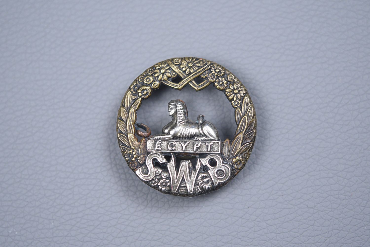 WWI BRITISH SOUTH WALES BORDERERS CAP BADGE