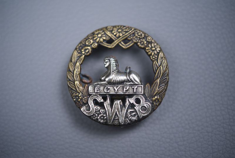 WWI BRITISH SOUTH WALES BORDERERS CAP BADGE