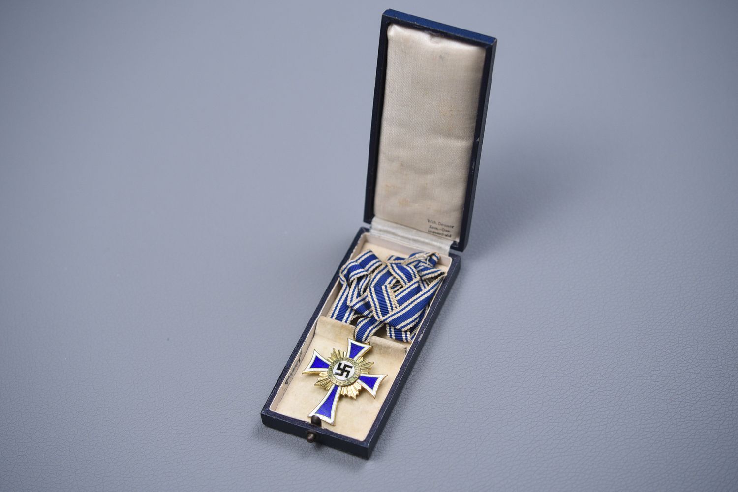 WWII GERMAN MOTHER'S MEDAL IN GOLD BY DEUMER - CASED