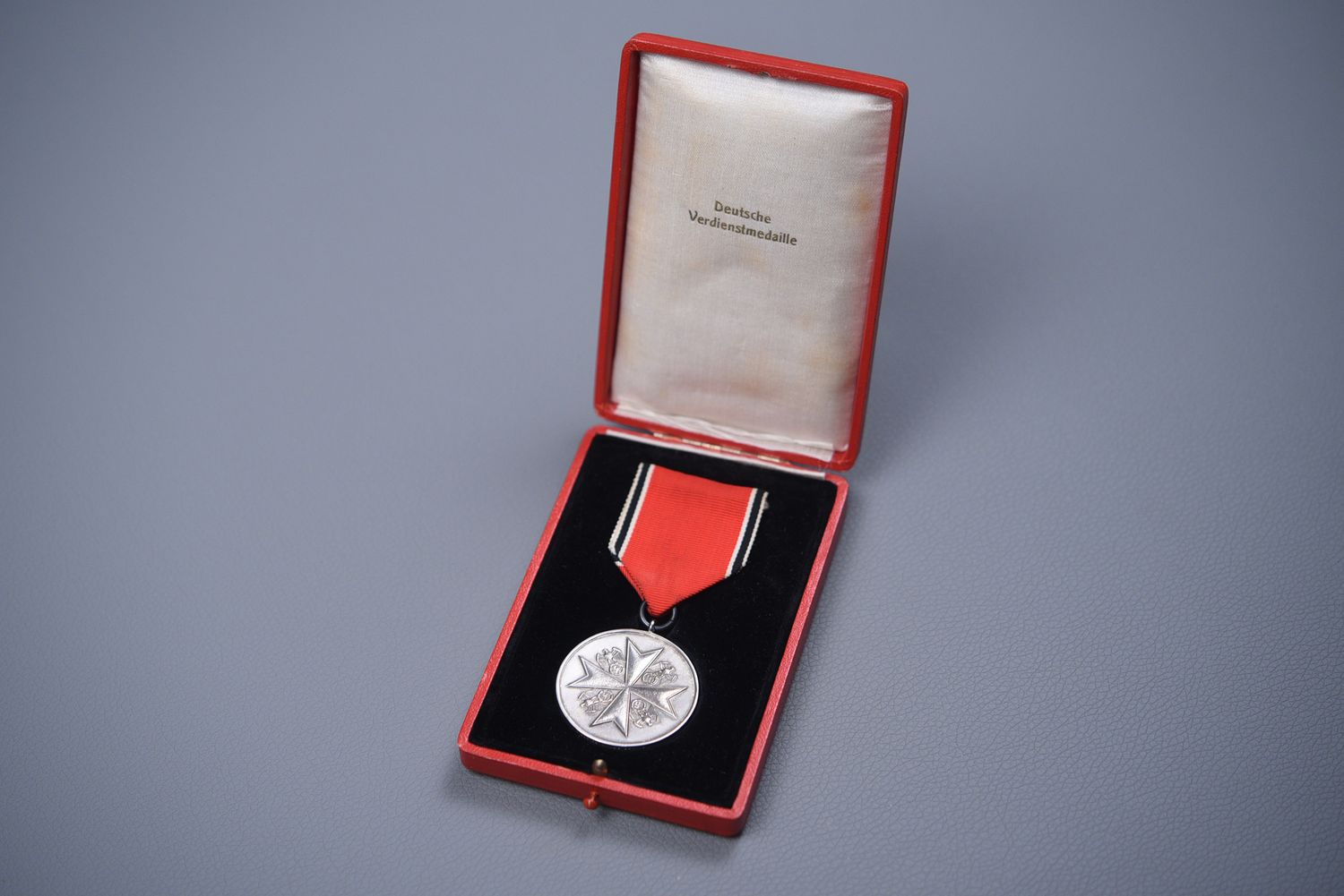 WWII GERMAN EAGLE ORDER MEDAL IN PRESENTATION CASE - MARKED WWII GERMAN EAGLE ORDER MEDAL IN PRESENTATION CASE - MARKED