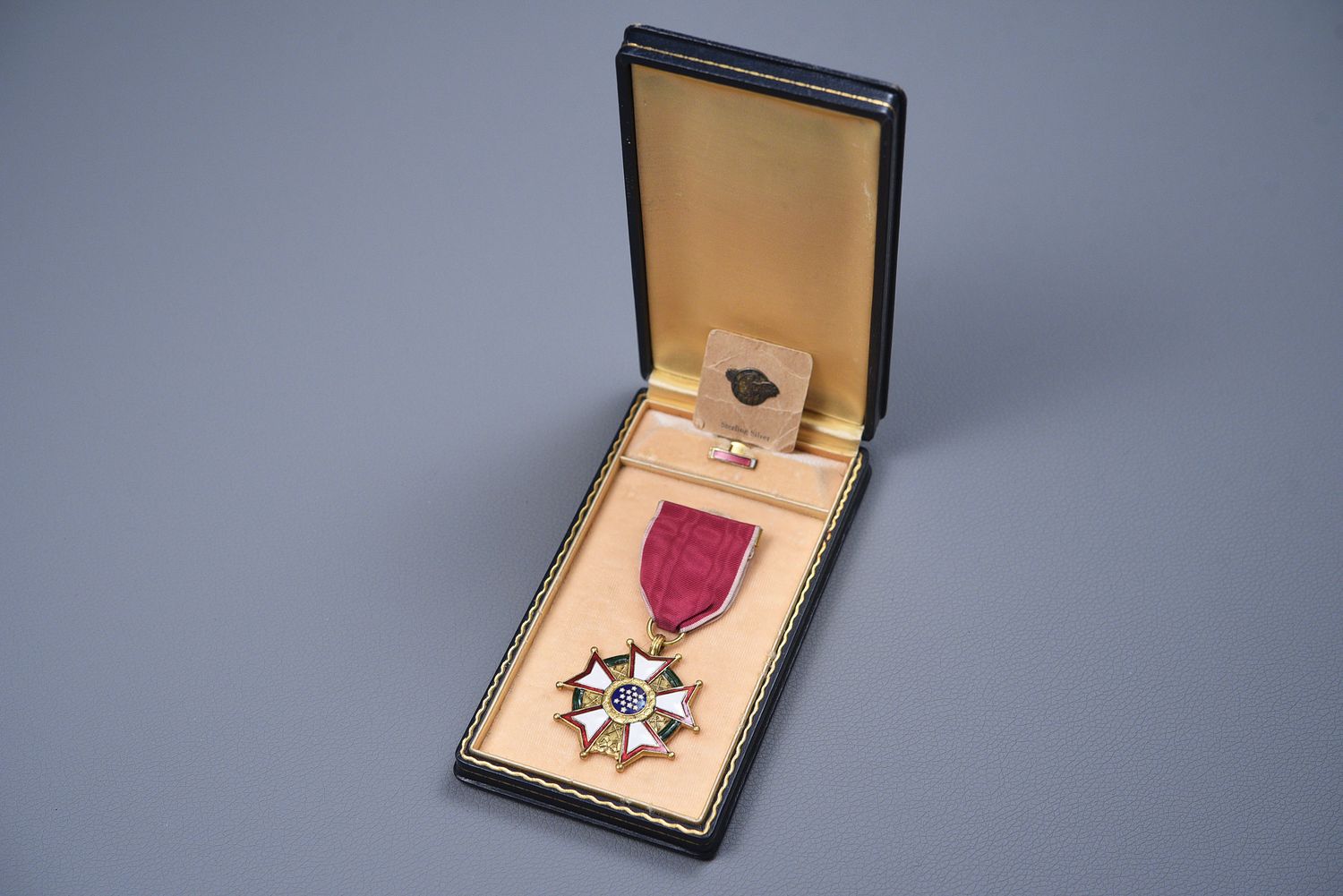 WWII LEGION OF MERIT - WRAP BROACH, EARLY AWARD WWII LEGION OF MERIT - WRAP BROACH, EARLY AWARD