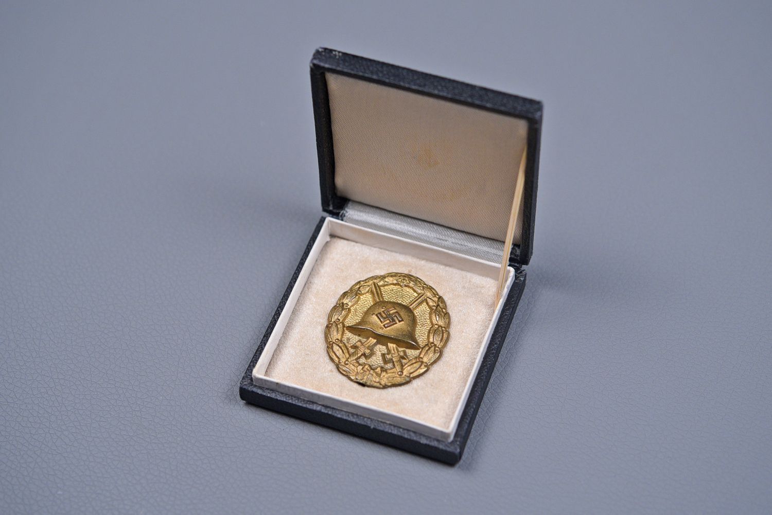 WWII GERMAN MODEL 1936 'SPANISH 'WOUND BADGE IN GOLD - CASED WWII GERMAN MODEL 1936 'SPANISH 'WOUND BADGE IN GOLD - CASED