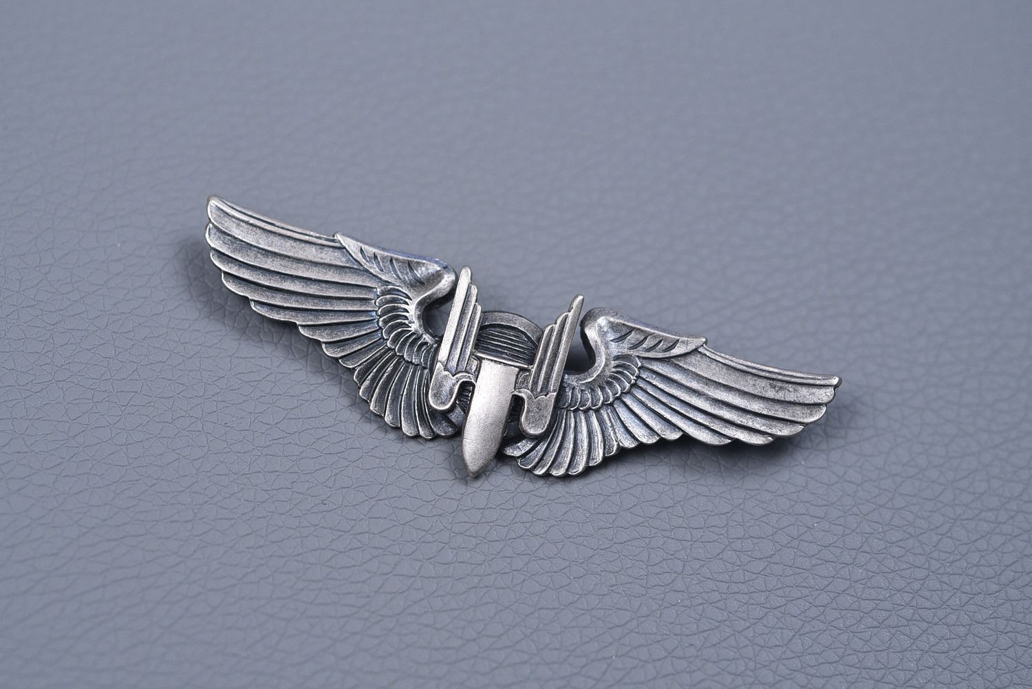 WWII U.S. ARMY AIR CORPS AIR GUNNER WING BY ORBER - PIN BACK, STERLING WWII U.S. ARMY AIR CORPS AIR GUNNER WING BY ORBER - PIN BACK, STERLING