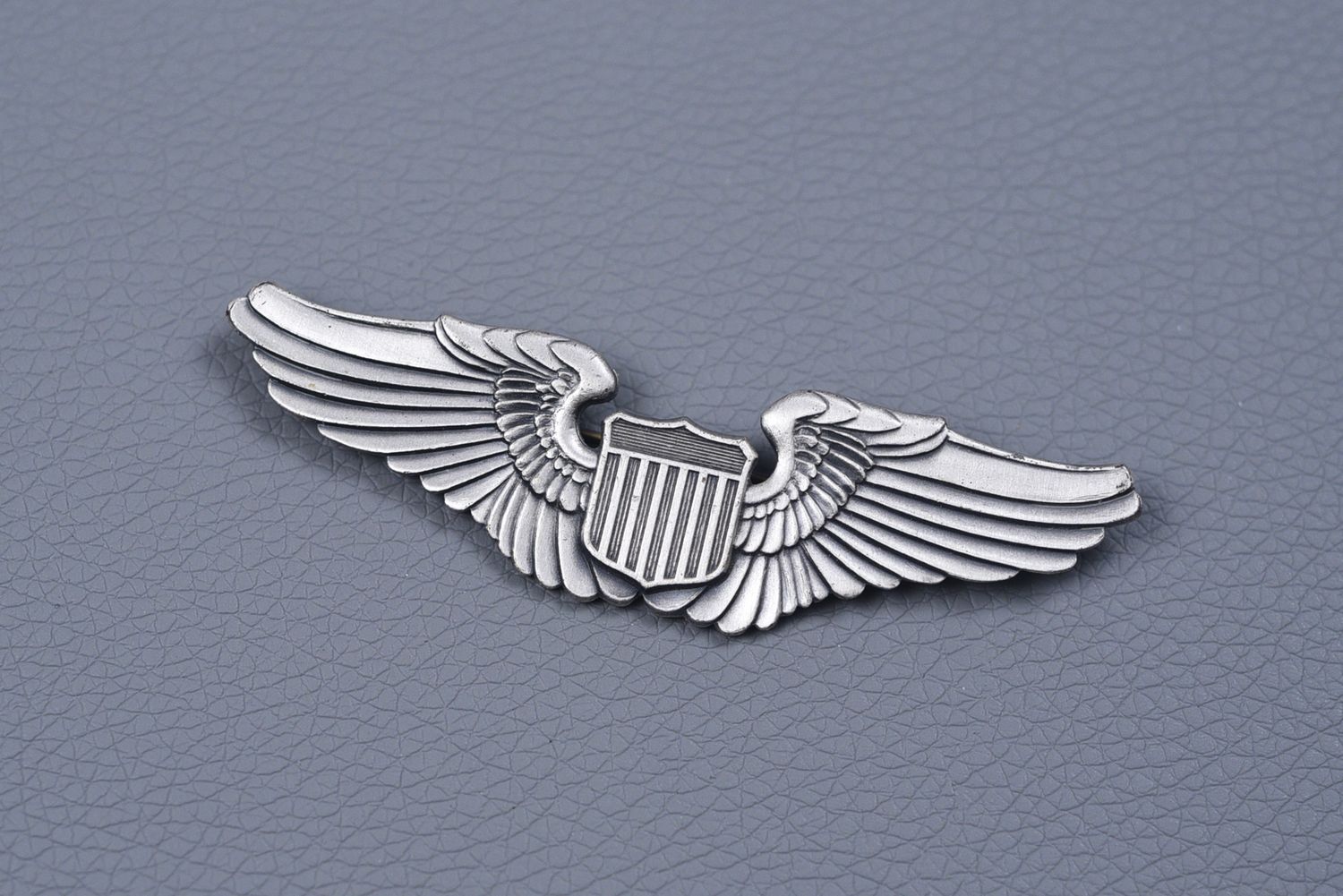 Inter-War U.S. ARMY AIR CORPS PILOT WING BY GEMSCO - PIN BACK, OPEN CATCH Inter-War U.S. ARMY AIR CORPS PILOT WING BY GEMSCO - PIN BACK, OPEN CATCH