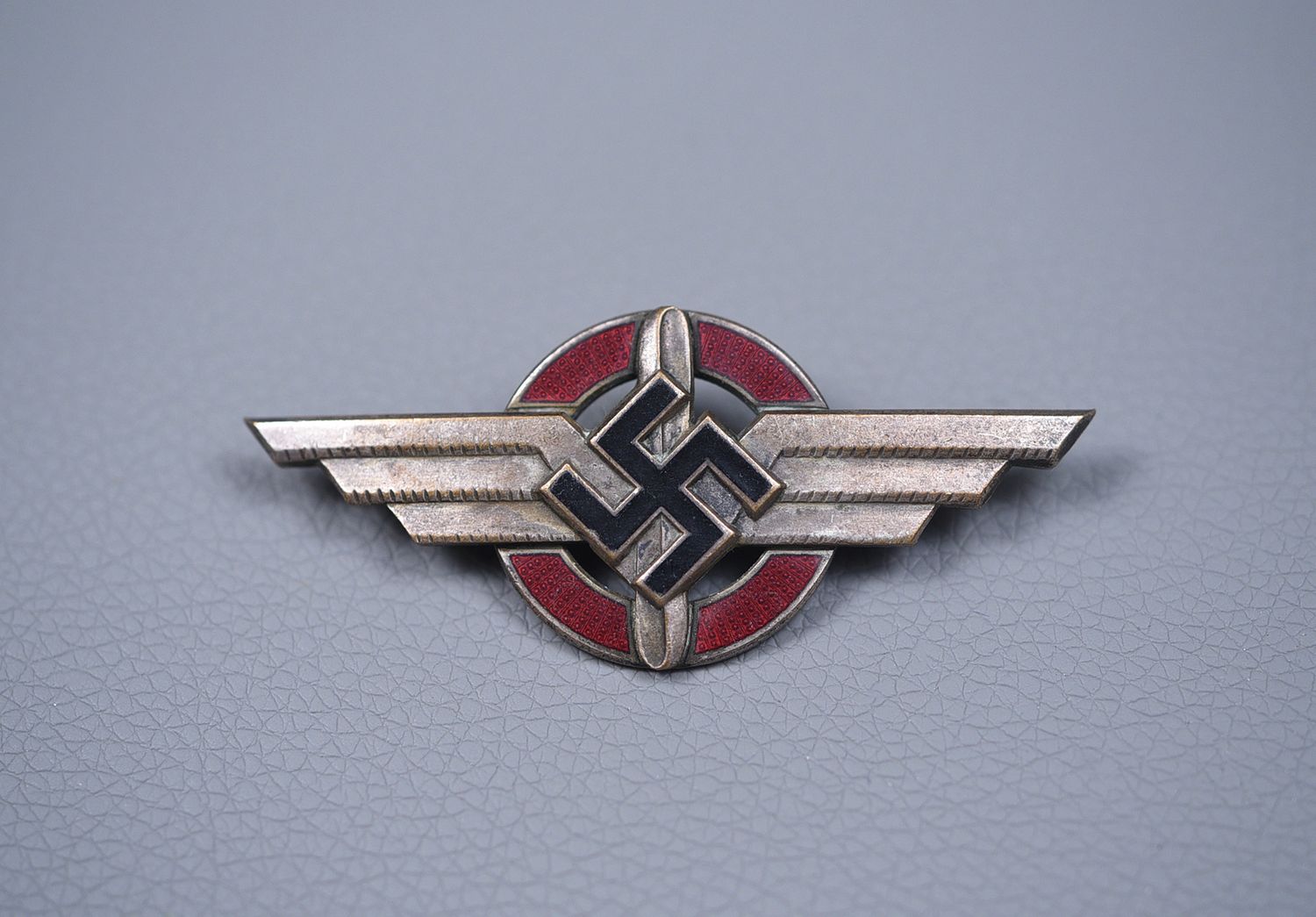 WWII GERMAN DLV OFFICER CAP BADGE BY BERG & NOLTE, LÜDENSCHEID WWII GERMAN DLV OFFICER CAP BADGE BY BERG & NOLTE, LÜDENSCHEID