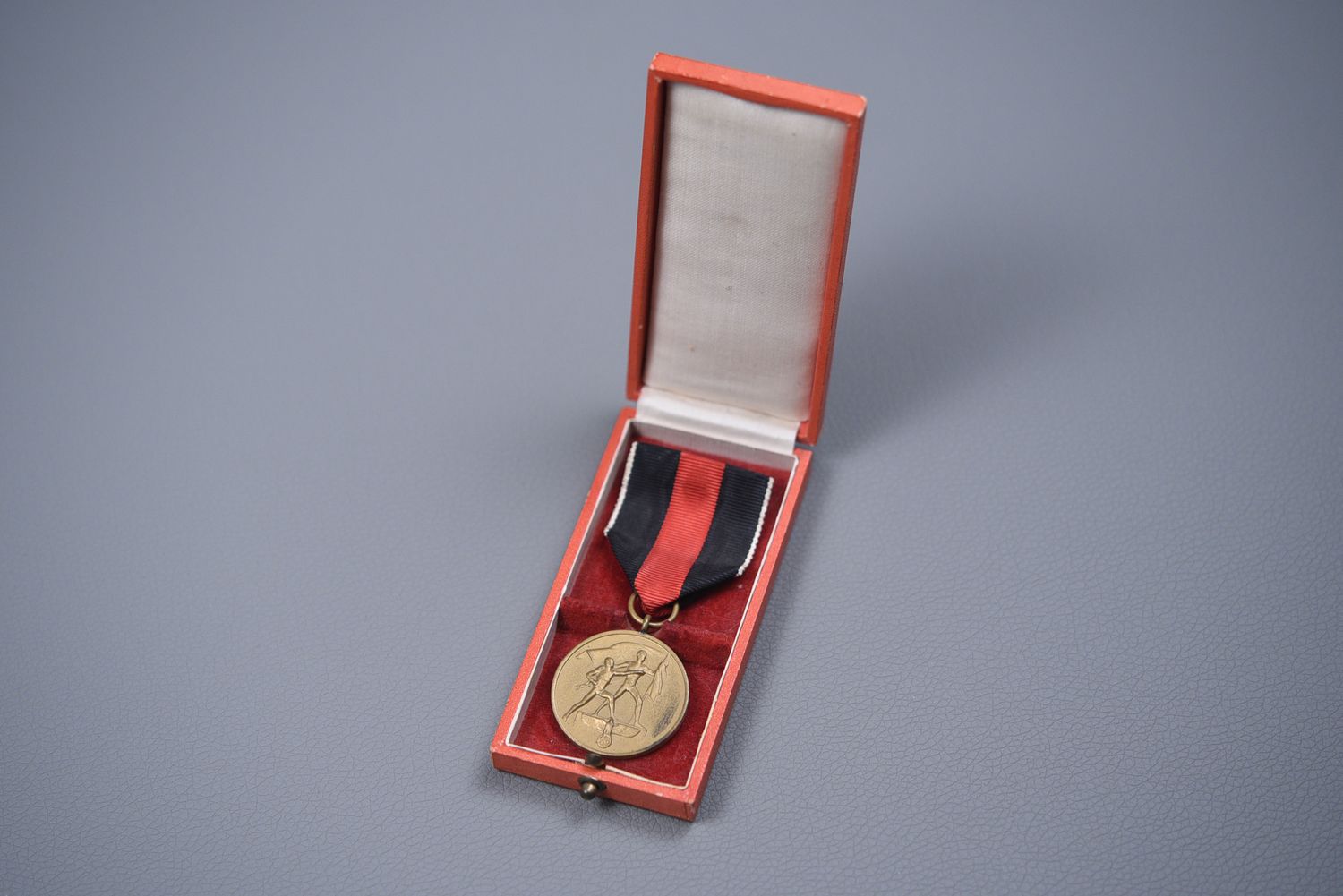 WWII GERMAN CZECHOSLOVAKIAN ANSCHLUSS MEDAL IN RED CASE WWII GERMAN CZECHOSLOVAKIAN ANSCHLUSS MEDAL IN RED CASE