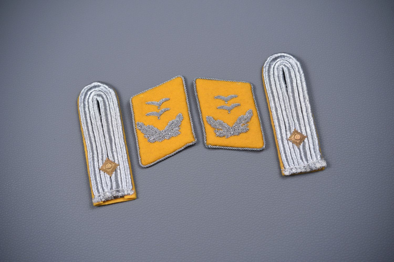 WWII GERMAN LUFTWAFFE OBERLEUTNANT OF FLIGHT SHOULDER BOARD & COLLAR TAB SET WWII GERMAN LUFTWAFFE OBERLEUTNANT OF FLIGHT SHOULDER BOARD & COLLAR TAB SET