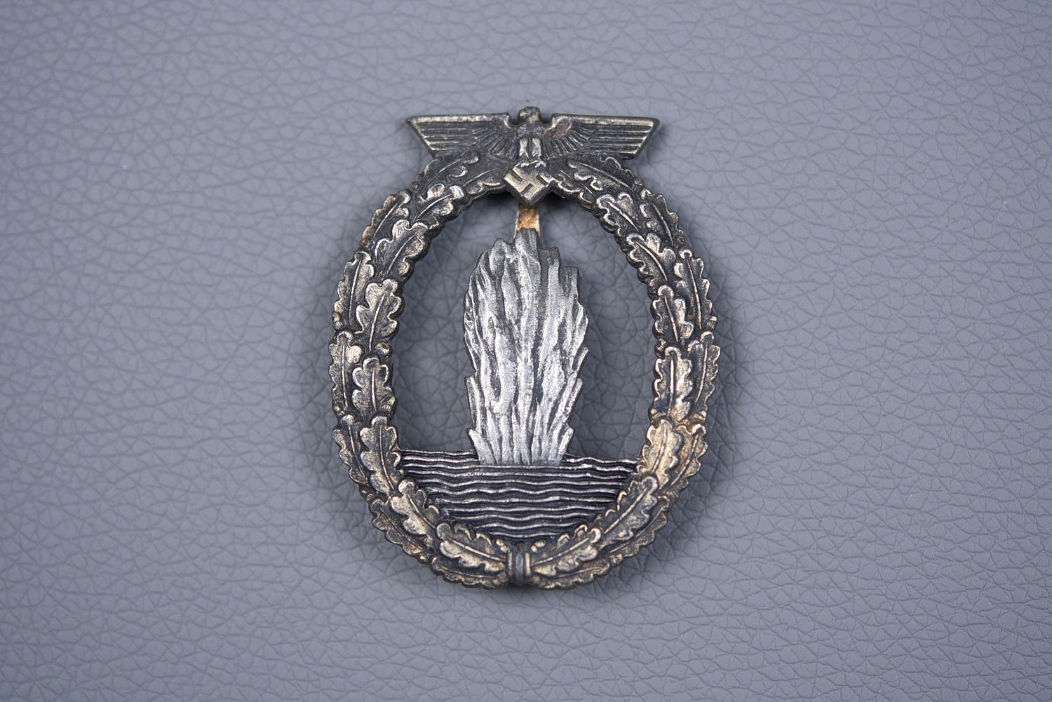 WWII GERMAN KRIEGSMARINE MINESWEEPER BADGE BY RUDOLF KARNETH & SÖHNE WWII GERMAN KRIEGSMARINE MINESWEEPER BADGE BY RUDOLF KARNETH & SÖHNE