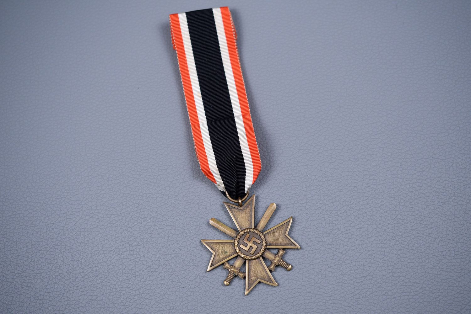 WWII GERMAN 1939 WAR MERIT CROSS 2nd CLASS w/SWORDS - EARLY BRONZE ISSUE WWII GERMAN 1939 WAR MERIT CROSS 2nd CLASS w/SWORDS - EARLY BRONZE ISSUE