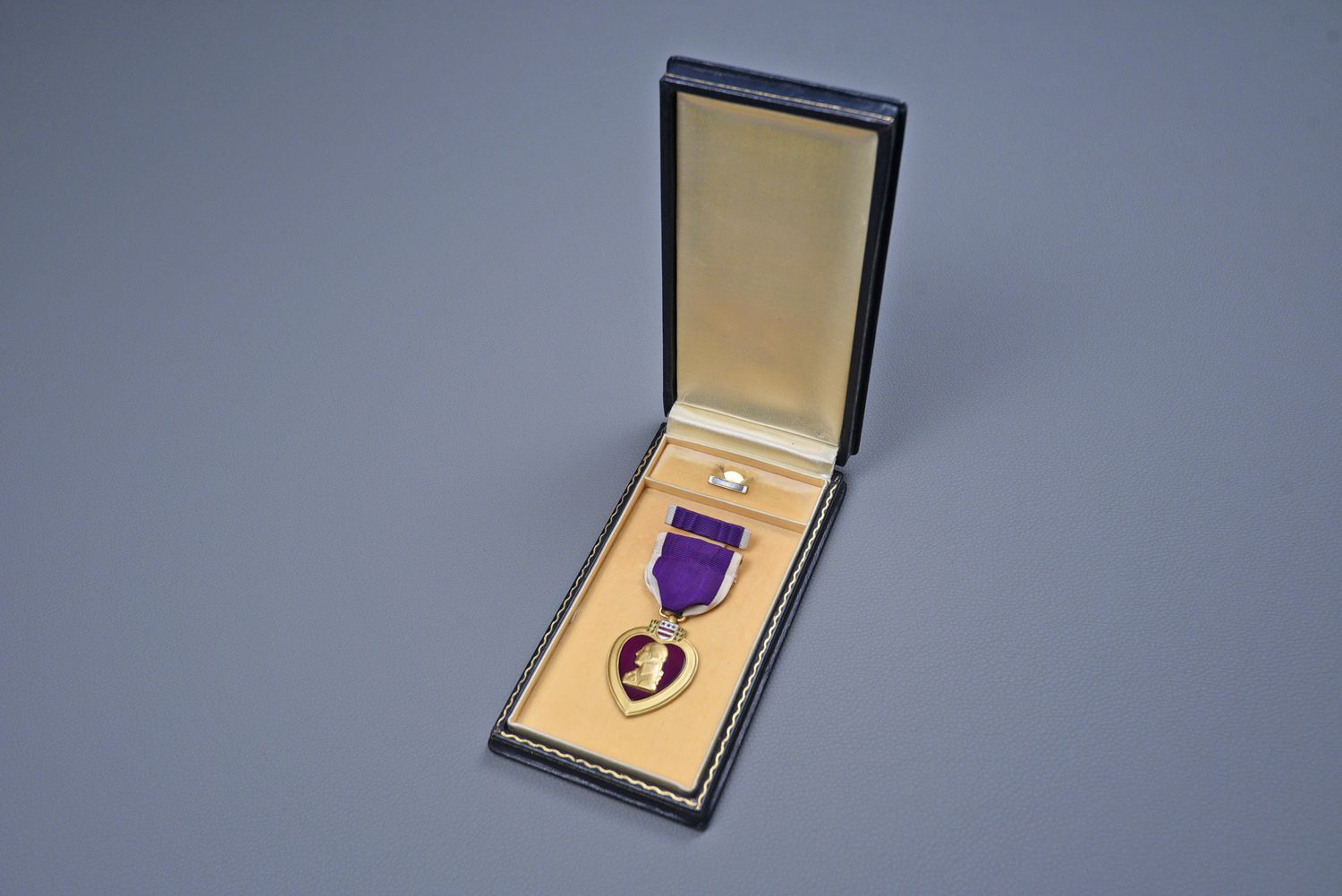 WWII U.S. PURPLE HEART MEDAL IN LEATHERETTE CASE - NUMBERED