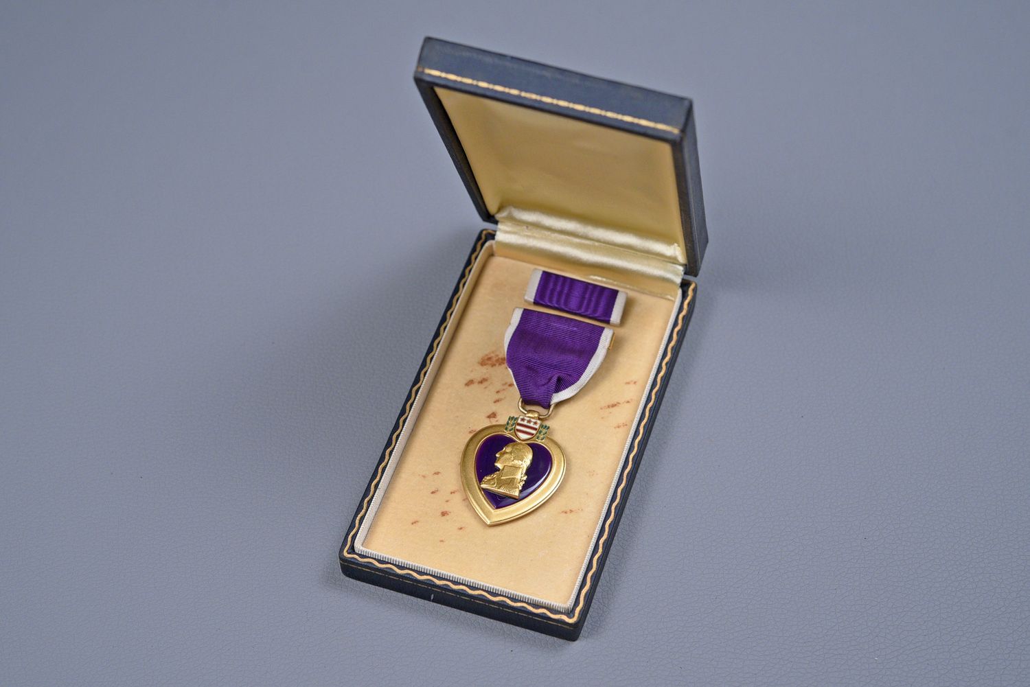 WWII U.S. NAVY/MARINE CORPS TYPE II PURPLE HEART IN SHORT CASE