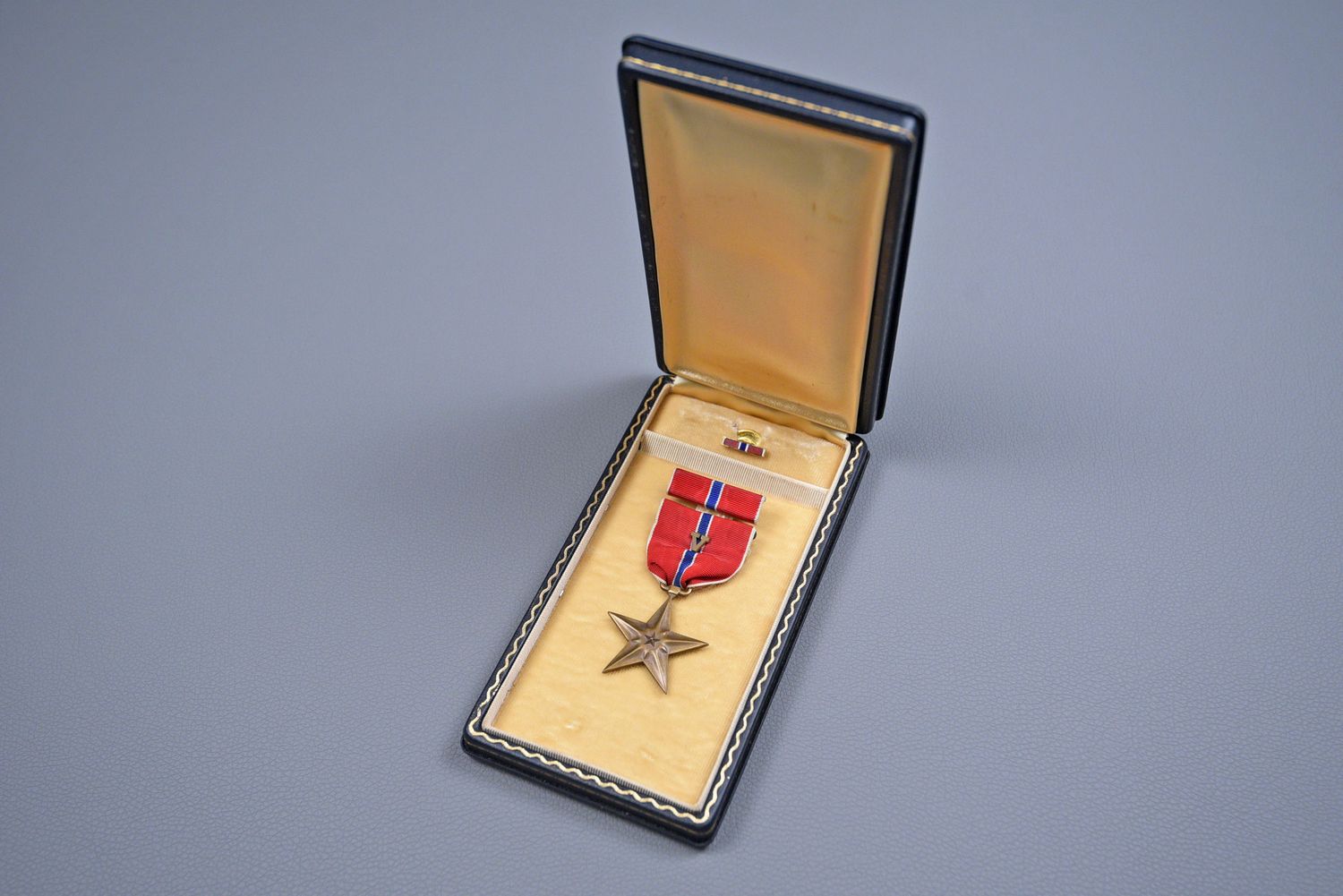 WWII BRONZE STAR MEDAL w/'V' DEVICE - CASED WWII BRONZE STAR MEDAL w/'V' DEVICE - CASED