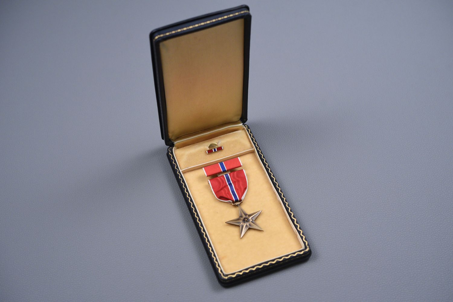 WWII BRONZE STAR MEDAL IN PRESENTATION CASE WWII BRONZE STAR MEDAL IN PRESENTATION CASE