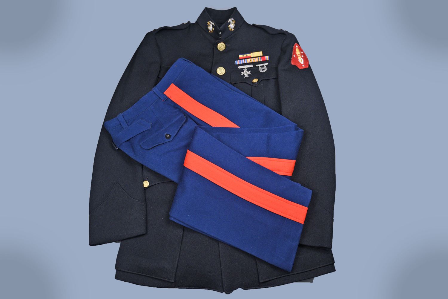 WWII U.S. MARINE CORPS OFFICER'S DRESS BLUES UNIFORM – 2nd DIVISION, NAMED WWII U.S. MARINE CORPS OFFICER'S DRESS BLUES UNIFORM – 2nd DIVISION, NAMED