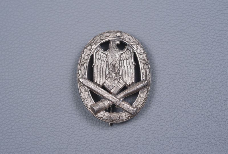WWII GERMAN GENERAL ASSAULT BADGE - SOLID CONSTRUCTION