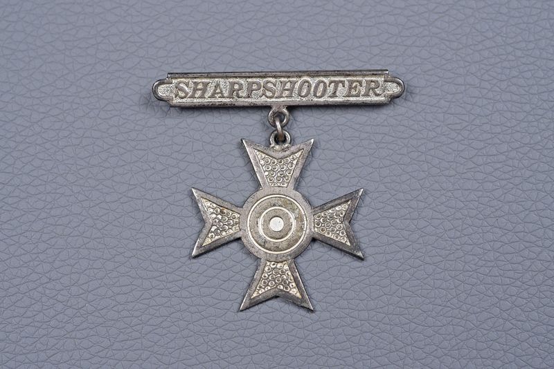 WWI U.S. MARINE CORPS RIFLE SHARPSHOOTER BADGE – OPEN CATCH WWI U.S. MARINE CORPS RIFLE SHARPSHOOTER BADGE – OPEN CATCH